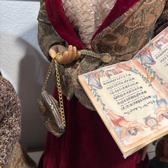 Carolers figurines 4 Christmas real clothing resin. The tallest 28”& 20” Rare - Picture 12 of 16